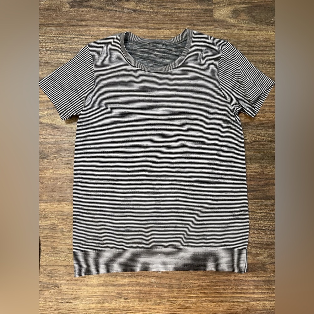 Lululemon Swiftly relaxed short sleeve size 4
